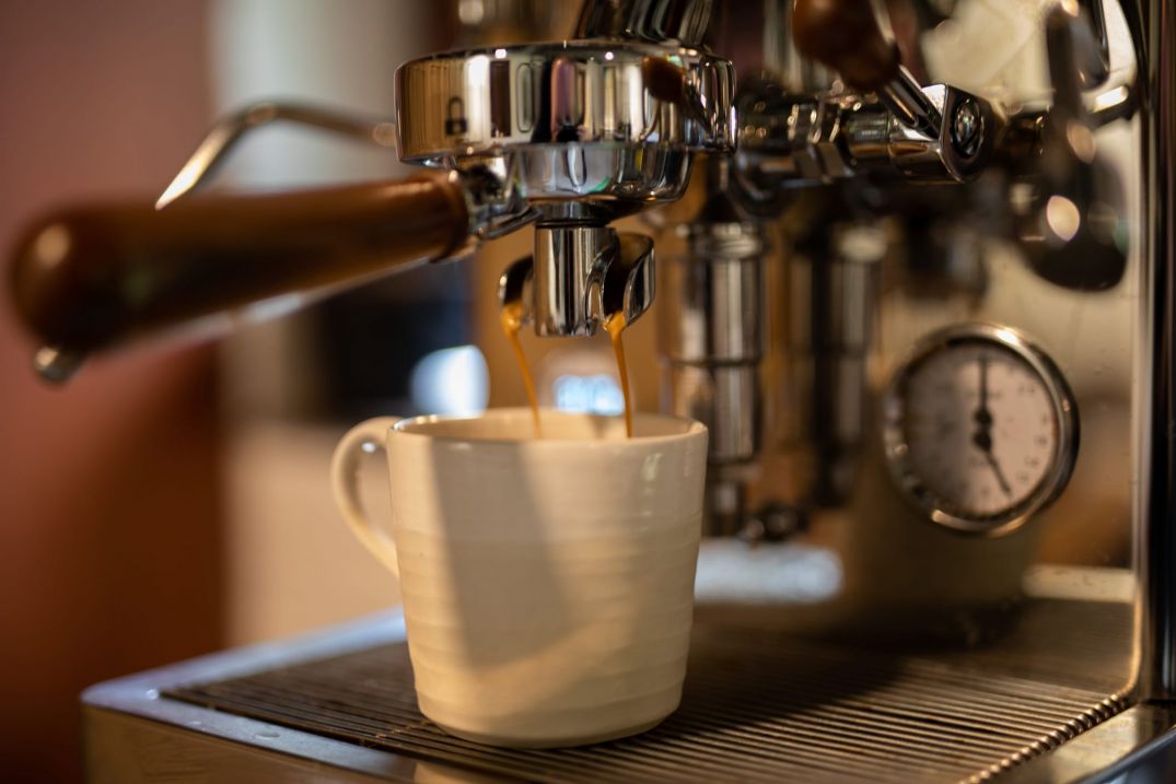 Remplacer le filtre à eau de votre machine à café : Pourquoi et